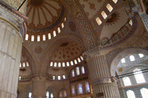 foto do interior de uma mesquita