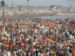 Para os fiis, o festival Maha Kumbh Mela  a ocasio para rezar e relaxar na companhia de familiares e amigos. <br> <br> Palavras-chave: ndia, festival, ritual, cerimnia, purificao, hindu, hindusmo, lugar sagrado, maha kumbh mela, rito, celebrao, Ganges, Yamuna, sadhus