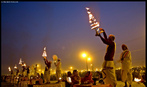 Fiis se renem nas margens do rio Ganges na noite anterior ao incio do festival Maha Kumbh Mela. <br> <br> Palavras-chave: ndia, festival, ritual, cerimnia, purificao, hindu, hindusmo, lugar sagrado, maha kumbh mela, rito, celebrao, Ganges, Yamuna, sadhus