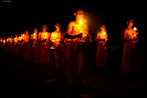 Loi Krathong surgiu em Sukhothai, no norte da Tailndia, e  uma celebrao de agradecimento ao rio pelo uso de suas guas. Nela so feitas oferendas na forma de barquinhos com flores de ltus ou folhas de bananeiras com incenso e velas, acompanhadas de pedidos de sorte no futuro e de perdo.  um momento em que as pessoas se renem para adorar a natureza e renovar suas esperanas.<br><br>Palavras-chave: Loi Krathong. Festival. Pedidos. Oferendas. Flores de ltus. Velas.