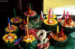 A festa de Loi krathong  decorada com folhas de bananeira meticulosamente dobradas, incensos, e velas. Uma moeda pequena s vezes  includa como uma oferenda aos espritos do rio.<br><br>Palavras-chave: Loi Krathong. Festival. Pedidos. Oferendas. Flores de ltus. Velas.