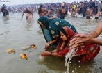Mulheres e crianas participam do ritual do Maha Kumbh Mela na cidade indiana de Allahabad. <br> <br> Palavras-chave: ndia, festival, ritual, cerimnia, purificao, hindu, hindusmo, lugar sagrado, maha kumbh mela, rito, celebrao, Ganges, Yamuna, sadhus