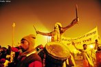 Apesar do festival Maha Kumbh Mela ocorrer somente a cada 12 anos na cidade de Allahabad, existem verses menores do ritual a cada trs anos em outras cidades da ndia. <br> <br> Palavras-chave: ndia, festival, ritual, cerimnia, purificao, hindu, hindusmo, lugar sagrado, maha kumbh mela, rito, celebrao, Ganges, Yamuna, sadhus