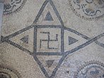 Na arte e arquitetura Greco-romana, como na arte romnica e gtica do Oriente, susticas isoladas so relativamente raras, e geralmente so encontradas como elemento repetitivo de bordas ou tesselas (pedras quadradas com que se lajeiam compartimentos de edifcios - espcie de mosaico). Um exemplo de tessela  a que orna o piso da Catedral de Amiens, na Frana. Bordas de sustica unidas tambm era um motivo arquitetnico comum em Roma, e pode ser visto em edifcios mais recentes como elemento neoclssico.<br><br>Palavras-chave: arquitetura, Arte Greco-romana, Oriente, susticas, mosaico, tessela 