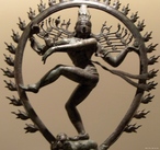 Shiva  uma divindade importante para o hindusmo, religio que nasceu na ndia. Nesta imagem o Deus Shiva dana, a mo direita toca um tambor pequeno que marca o ritmo de sua dana. Na mo esquerda apresenta uma lngua de fogo na palma. Dana pisando o corpo de um pequeno ano que representa o homem mergulhado na ignorncia. A aurola de chamas que o rodeia representa a vitalidade inesgotvel bem como a luz do conhecimento.<br><br> Palavras-chave: deusa, hindusmo, religio, ndia, dana, rituais 